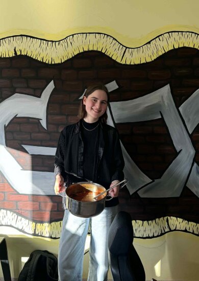 Vengrė Anna Kiss Gargždų atviro jaunimo centro jaunuoliams ne kartą pasakojo apie savo savanorystės kelią, taip pat pakvietė paskanauti vengriško guliašo.