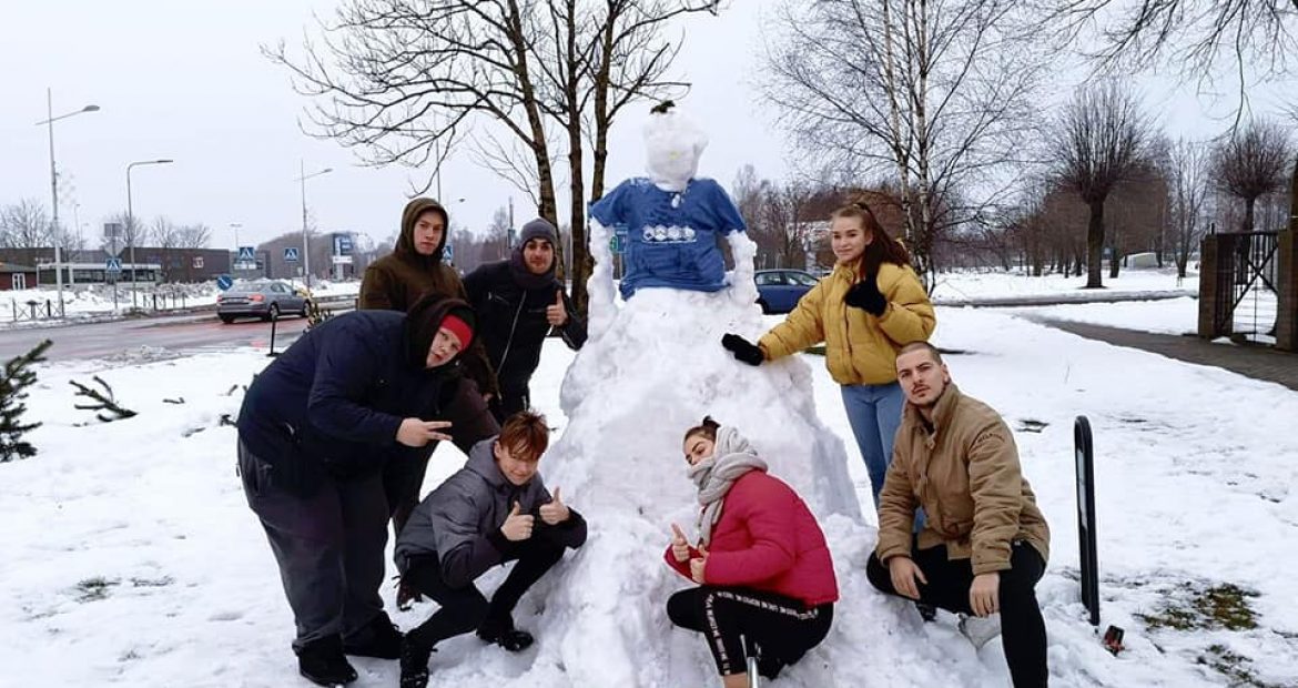 sniego senis prie Gargždų atviro jaunimo centro